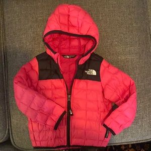 Girls 2T The North Face jacket. Excellent condition.